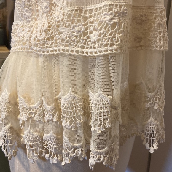 Lace and crochet tank. Size medium - Picture 4 of 10